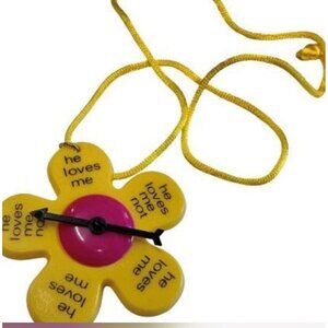 NEW DEADSTOCK VINTAGE YELLOW HE LOVES ME HE LOVES ME NOT SPINNER DAISY NECKLACE
